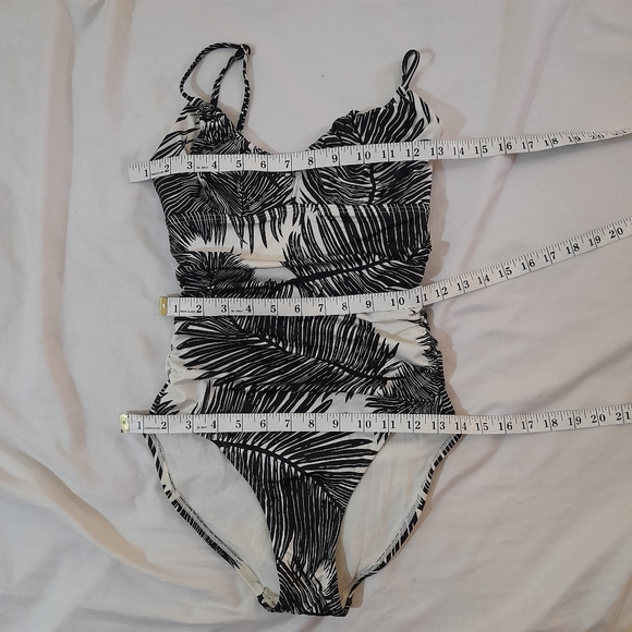 ● Vince Camuto | One Piece Swimsuit. - Picture 4 of 13